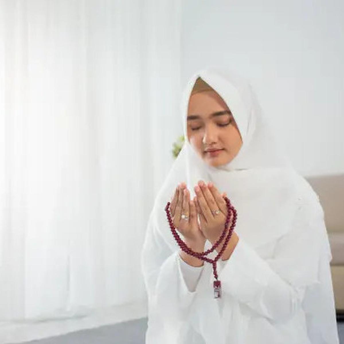 Top 3 Islami: 6 Model Gamis Brokat Navy untuk Wanita Usia 30-an, Tren Pilihan Busana Muslimah Idul Adha 2025