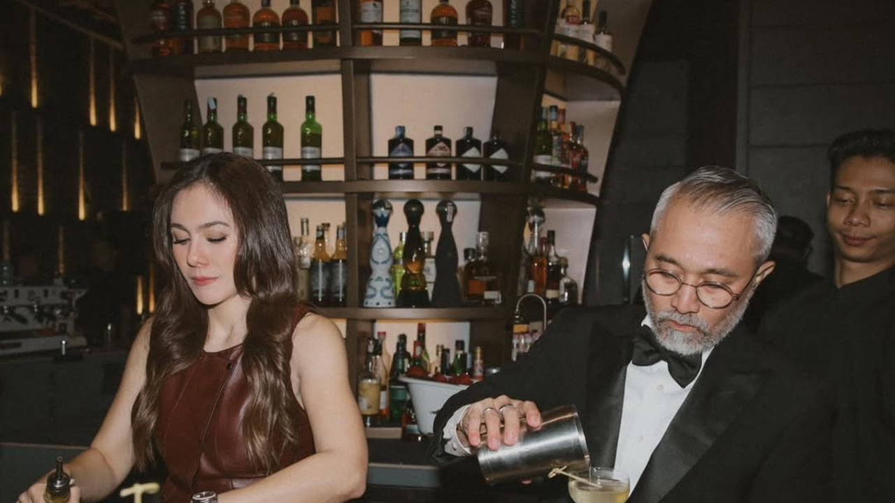 Potret Stylish Wulan Guritno Jadi Bartender di Bar Bareng Lukman Sardi, Aksi Keduanya Jadi Sorotan