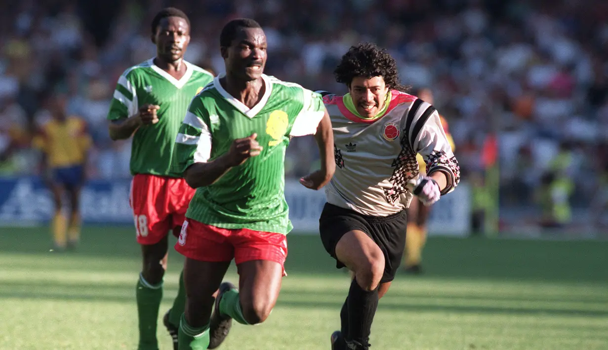 Striker asal Kamerun, Roger Milla bisa dikatakan merupakan salah satu pesepak bola terbaik asal benua Afrika. Mantan pemain klub asal Indonesia, Pelita Jaya, itu baru pensiun saat berusia 42 tahun. (AFP)
