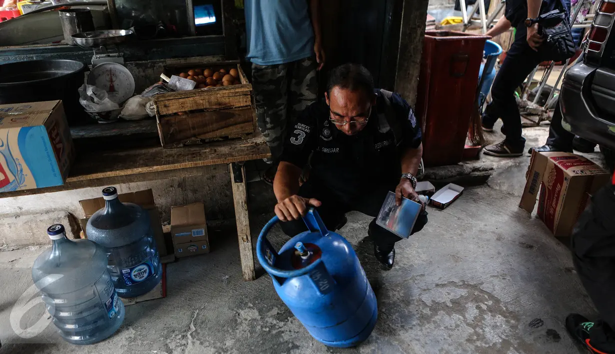 Petugas Krimsus Polda Metro Jaya memeriksa tabung gas elpiji 12 kg di kawasan Kebon Jeruk, Jakarta, Kamis (30/7/2015). Kasus ini bermula dari laporan warga ketika mengembalikan tabung gas yang diduga berisi air ke penjual. (Liputan6.com/Faizal Fanani)