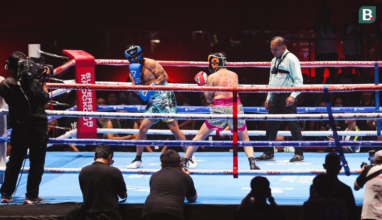 Onadio Leonardo bertanding tinju melawan Bobby Saputra dalam laga Superstar Knockout Vol . 2 di Jakarta International Velodrome, Rawamangun, Jakarta Timur, Sabtu (7/12/2024).