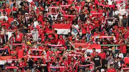 Suporter Timnas Indonesia membentangkan syal saat menyaksikan laga persahabatan antara Indonesia melawan Fiji di Stadion Patriot Candrabhaga, Bekasi, Sabtu (9/2). Laga berakhir imbang 0-0. (Liputan6.com/Helmi Fithriansyah)