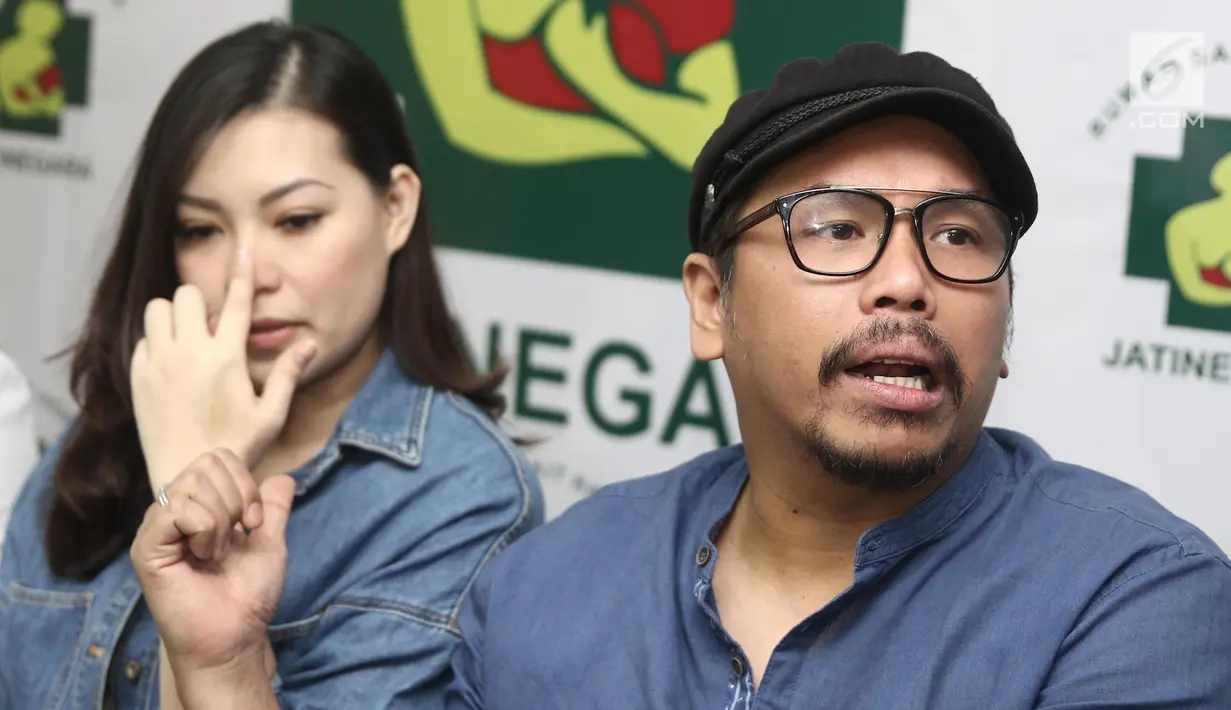 Sammy Simorangkir dan Viviane memberi keterangan saat jumpa pers kelahiran anak pertama mereka di rumah sakit kawasan Jatinegara, Jakarta, Jumat (24/8). Viviane melahirkan anak pertamanya melalui persalinan cesar. (Liputan6.com/Herman Zakharia)