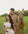 Dari Adat Nusantara ke Nuansa Rustic, Prewedding Jennifer Coppen dan Justin Hubner Makin Bikin Baper. [@jennifercoppenreal20].
