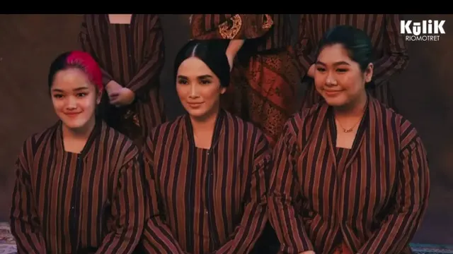 7 Pemotretan Keluarga Andhika Pratama dan Ussy Sulistiawaty, Bertema Adat Jawa
