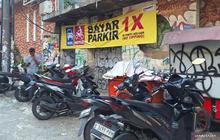 Dishub Pasang Spanduk Besar Bertuliskan 'Bayar Parkir 1 X' di Blok M Square Buntut Protes Warga Banyak Parkir Liar