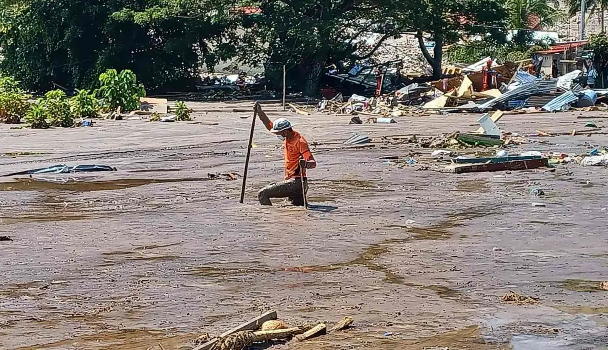 Seorang penyelamat terus mencari korban yang hilang dalam tanah longsor setelah Badai Tropis Nalgae menghantam Barangay Kusiong, Datu Odin Sinsuat, Provinsi Maguindanao, Filipina Selatan, Senin (31/10/2022). Dampak dari badai ini membuat 866.000 orang terpaksa mengungsi dari rumah mereka. (Philippine Coast Guard via AP)
