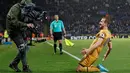 Penyerang Tottenham Hotspur, Harry Kane melakukan selebrasi usai mencetak gol ketiganya ke gawang Leicester City pada pertandingan Liga Inggris di King Power Stadium, Leicester (18/5). Tottenham menang 6-1 atas Leicester City. (AFP Photoo/Adrian Dennis) 