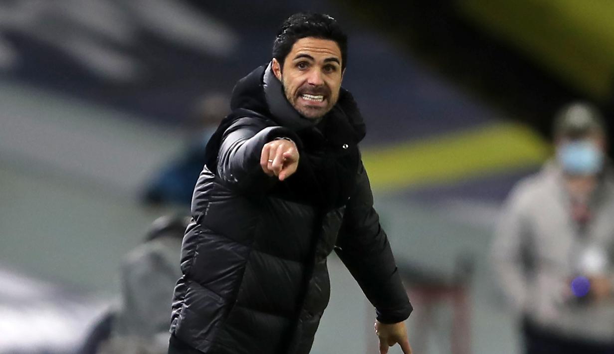 Pelatih Arsenal, Mikel Arteta memberi instruksi kepada pemainnya dalam laga lanjutan Liga Inggris pekan ke-9 melawan Leeds United di Elland Road Stadium, Leeds, Minggu (22/11/2020). Arsenal bermain imbang 0-0 dengan Leeds United (AFP/Molly Darlington/Pool)