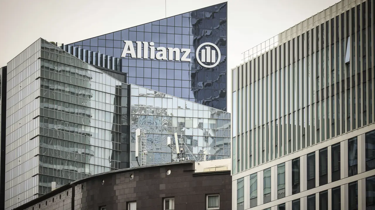 Pemandangan kantor perusahaan asuransi Allianz di distrik bisnis La Defense Paris. (AP Photo/Thomas Padilla)