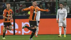 Pemain Shakhtar Donetsk, Oleksandr Zubkov berselebrasi usai mencetak gol ke gawang Real Madrid pada pertandingan lanjutan grup F Liga Champions di stadion Polish Army Stadium di Warsawa, Polandia, Rabu, 12 Oktober 2022. Shakhtar Donetsk bermain imbang atas Real Madrid 1-1. (AP Photo/Michal Dyjuk )