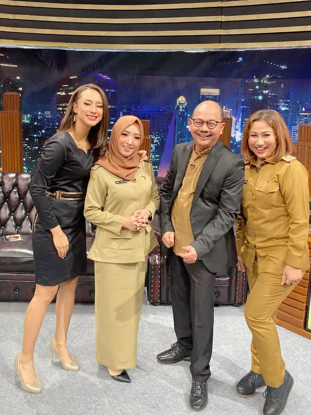 Jadi Kepala Desa, Ini 6 Pesona Angely Emitasari saat Kenakan Seragam Dinas