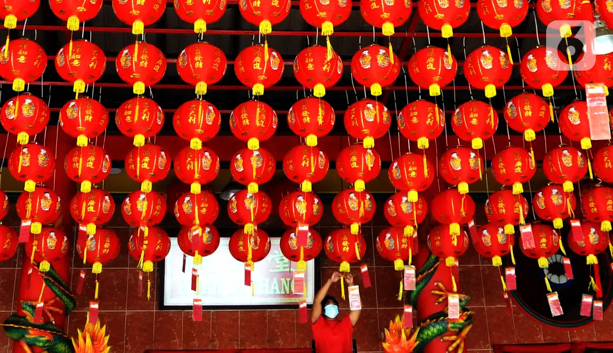 Warga  memasang lampion di Vihara Kwan In Thang, Pondok Cabe, Tangerang Selatan, Banten, Rabu (19/1/2022). Pemasangan lampion dalam rangka menyambut Tahun Baru Cina atau Imlek 1 Februari besok. (merdeka.com/Arie Basuki)