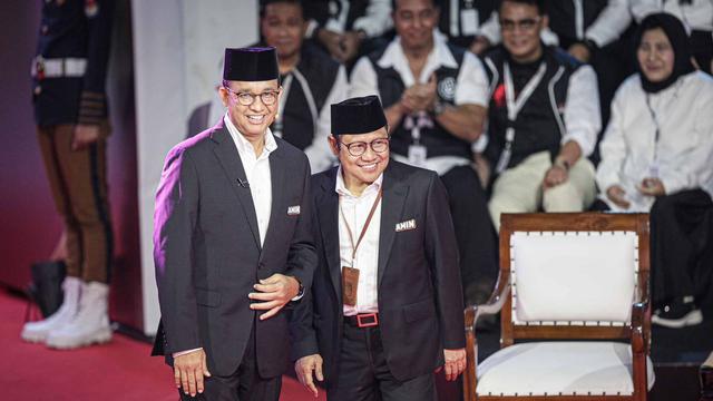 Calon Presiden dan Calon Wakil Presiden nomor urut 1, Anies Baswedan dan Muhaimin Iskandar dalam acara debat debat pilpres di Kantor KPU RI, Menteng, Jakarta, Selasa (12/12/2023) malam (Liputan6.com/Faizal Fanani)