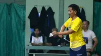 Salah satu kegiatan mantan pelatih Persib Bandung, Djadjang Nurdjaman saat libur adalah bermain bulu tangkis.