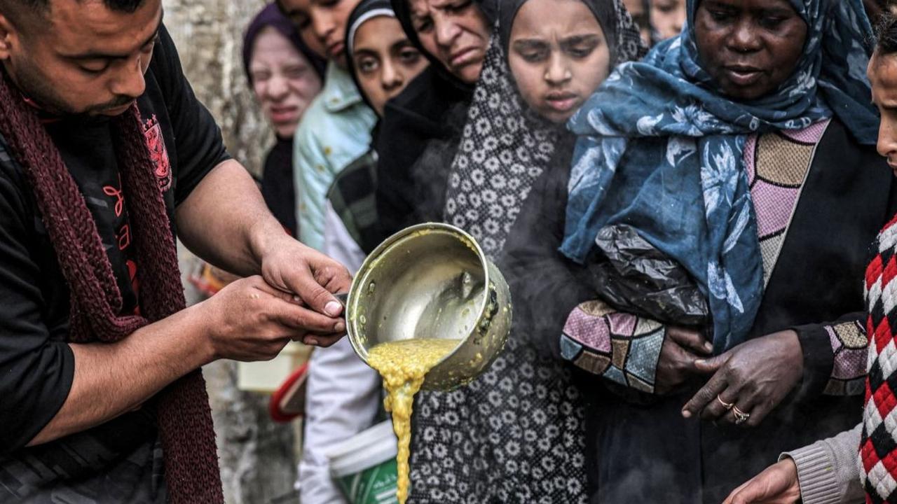 Makanan yang diolah di sebuah dapur umum itu dikelola oleh organisasi amal yang bertugas memasakkan bahan makanan untuk membantu para pengungsi yang akan berbuka puasa selama bulan suci Ramadan, di Rafah. Foto: SAID KHATIB / AFP