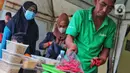 Pedagang menimbang cabai merah di Bazar Sembako Murah di Kecamatan Ciledug, Kota Tangerang, Senin (12/9/2022). Bazar sembako murah ini digelar secara bergantian di 13 kecamatan di Kota Tangerang selama September hingga Oktober 2022.  (Liputan6.com/Angga Yuniar)