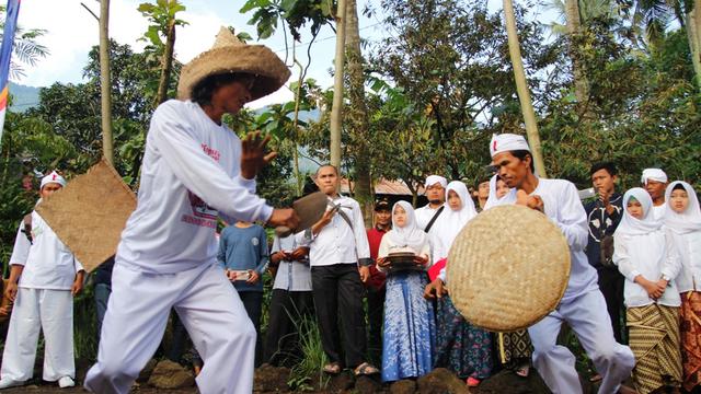 Upacara Adat Ngasa di Kampung Jalawastu