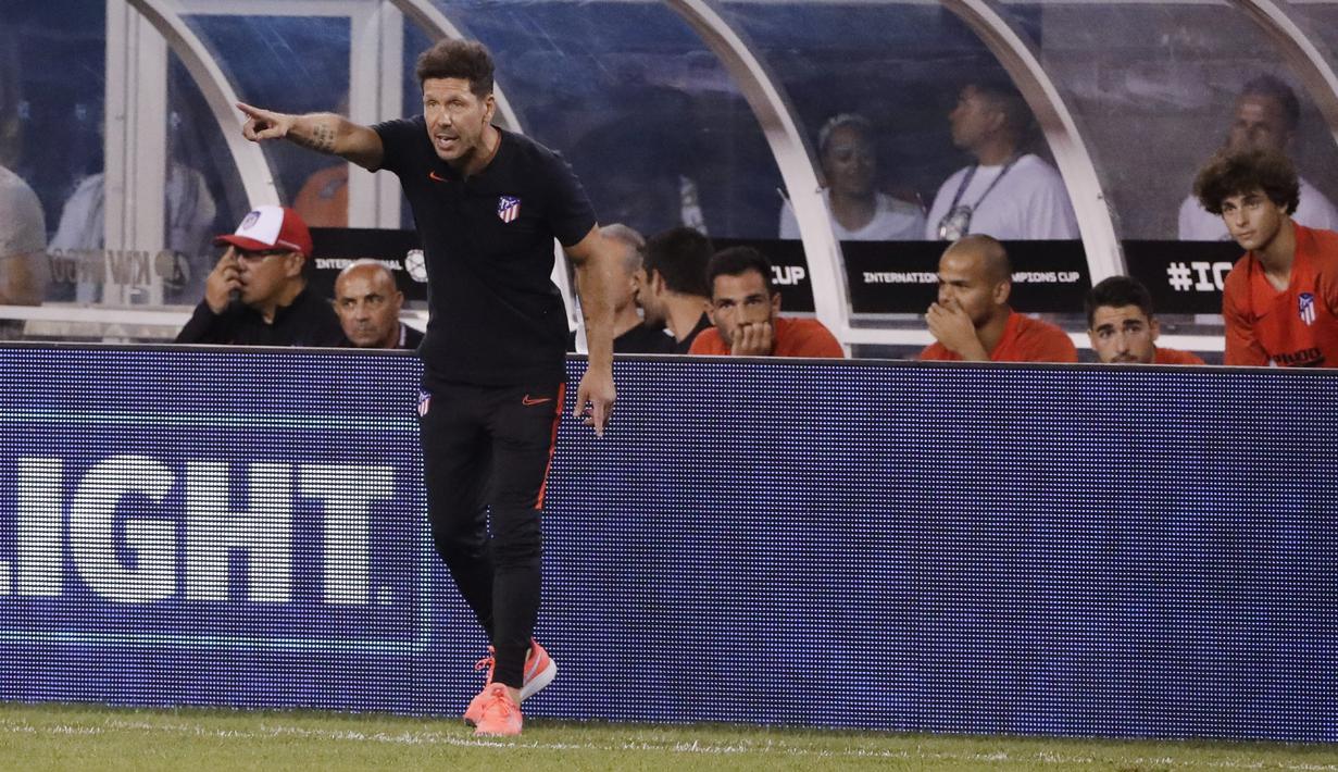 Pelatih Atletico Madrid, Diego Simeone menginstruksikan pemainnya saat bertanding melawan Real Madrid dalam laga International Champions Cup 2019 di Arena Stadium Metlife, New Jersey (27/7/2019). Atletico menang telak 7-3 atas Real Madrid. (AP Photo/Frank Franklin II)
