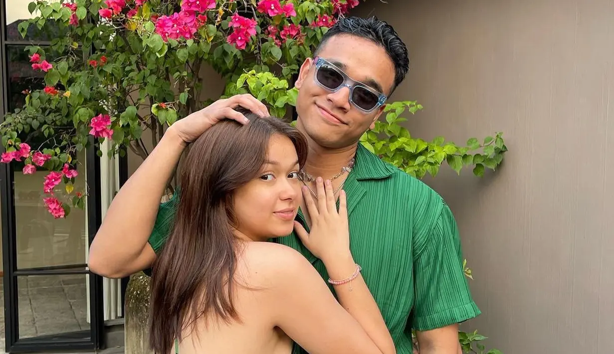 Liburan di Bali bersama, Fadly dan Rebecca kompak tampil serba hijau. Sementara Fadly pakai kemeja, Rebecca tampil dalam balutan backless dress. @rklopperr/@fadlyfsl_.