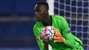 Kiper Chelsea, Edouard Mendy terpilih menjadi penjaga gawang terbaik Liga Champions 2020/2021. Dirinya sukses mengoleksi 286 poin dari pemungutan suara tersebut mengalahkan kiper Manchester City, Ederson dan Thibaut Courtois dari Real Madrid. (Foto: AFP/Pool/David Ramos)