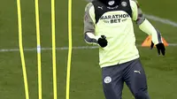Penyerang Manchester City, Raheem Sterling melakukan pemanasan selama sesi latihan di City Football Academy, Manchester, Inggris (25/2/2020). City akan bertanding melawan Real Madrid pada leg pertama babak 16 Liga Champions di Bernabeu. (Martin Rickett/PA via AP)