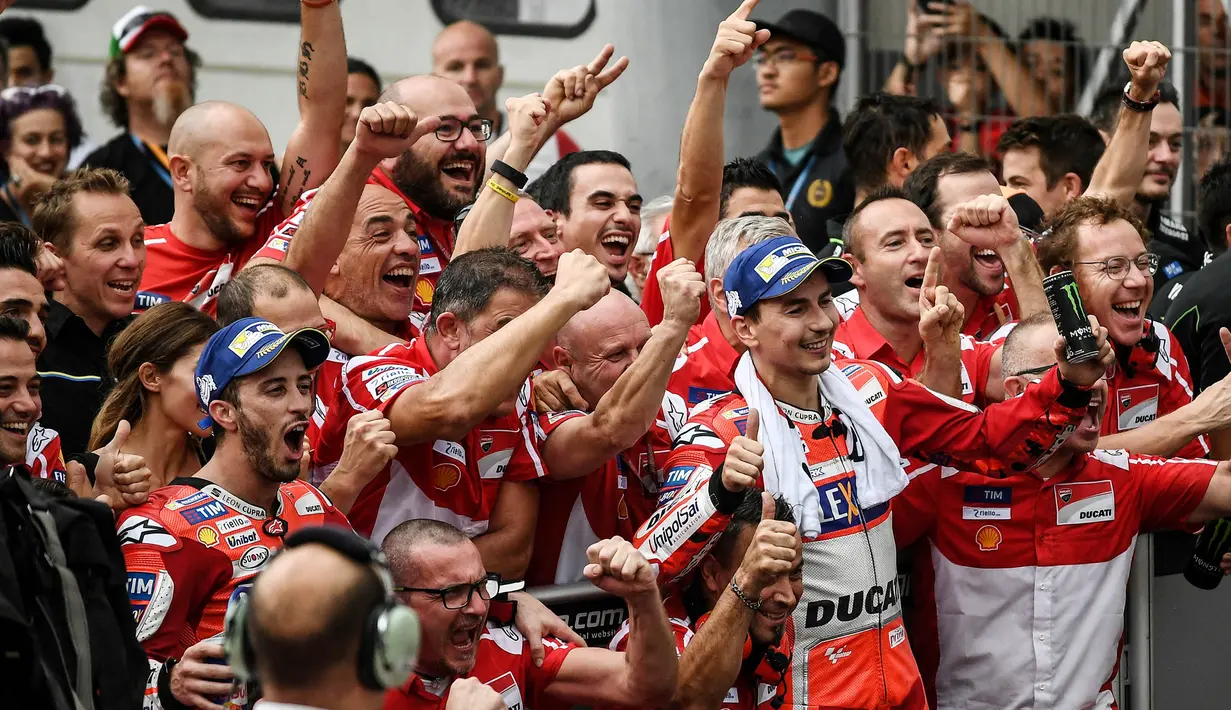 Tim Ducati merayakan kemenangan Andrea Dovizioso dan Jorge Lorenzo usai menjuarai balapan MotoGP Malaysia di Sirkuit Sepang, Minggu (29/10/2017). Dovizioso finis pertama dengan catatan waktu 44 menit 51,497 detik. (AFP/Mohd Rasfan)