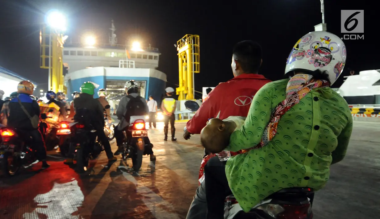 Pemudik bermotor bersiap masuk ke dalam kapal penyeberangan di Dermaga 6 Pelabuhan Merak, Banten, Kamis (22/6). Dini hari, ribuan pemudik bermotor antri menyeberang dari Pelabuhan Merak menuju Bakauheni, Lampung. (Liputan6.com/Helmi Fithriansyah)