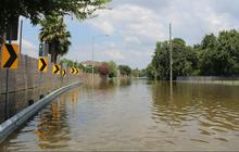 Banjir Usai Hujan Deras, Aksi Wanita Tahan Air agar Tak Masuk Rumah Ini Curi Perhatian