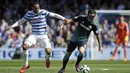 Matt Philips (kiri) berebut bola dengan Cesc Fabregas (kanan) di pertandingan English Premier League antara QPR dan Chelsea di Loftus Road stadion di London, Minggu, April 12, 2015. (AP Photo / Matt Dunham)