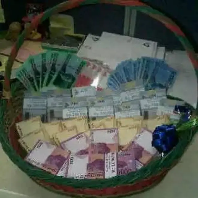 8 Potret Nyeleneh Parsel Lebaran, Ada Hasil Bumi Hingga Uang