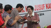 Megawati menyerahkan potongan tumpeng pertama kepada Jokowi, di kantor DPP PDIP, Jakarta, Rabu (4/6/14). (Liputan6.com/Herman Zakharia)