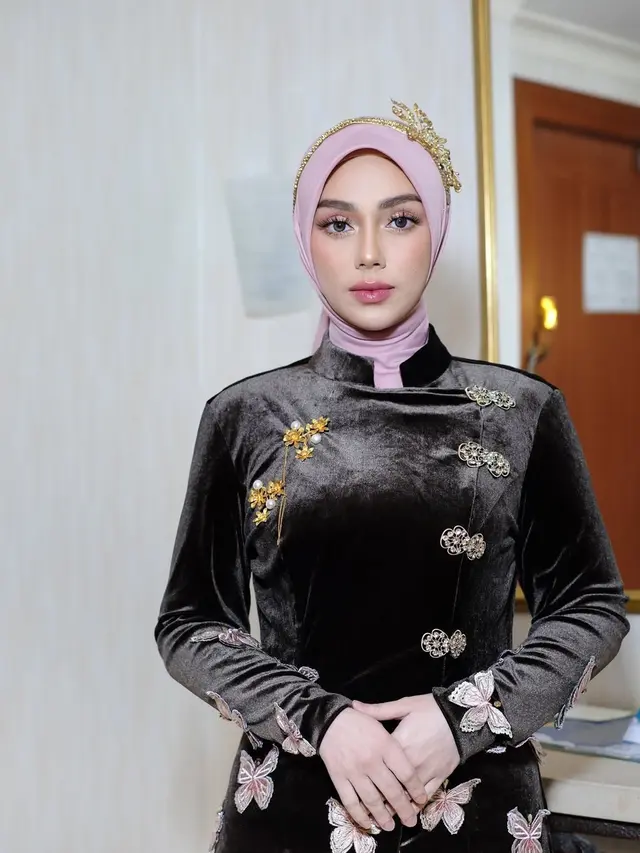 Adu Gaya Celine Evangelista dan Dara Arafah Hadiri HUT RI di Istana Merdeka, Sama-sama Pakai Kebaya Beludru Hijab
