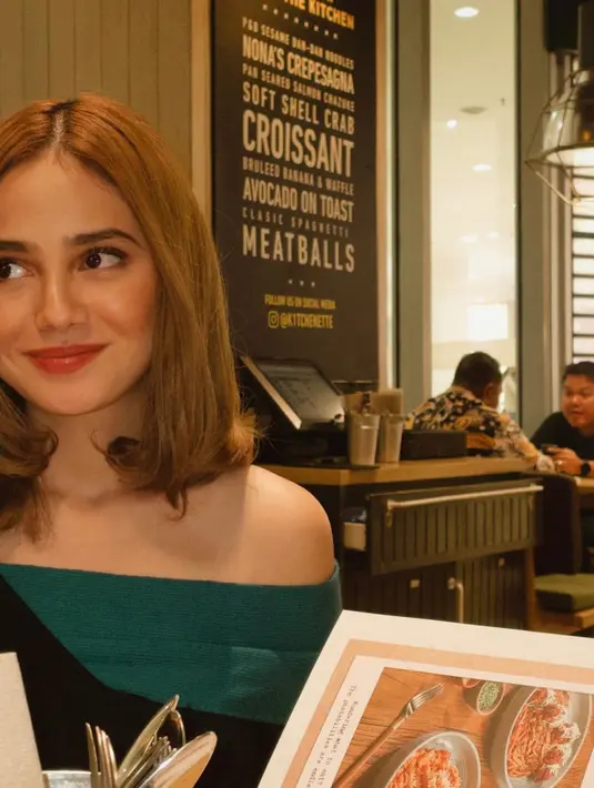 Sementara rambut blonde-nya hanya diurai dengan sedikit blow di bagian bawah [@syifahadju]