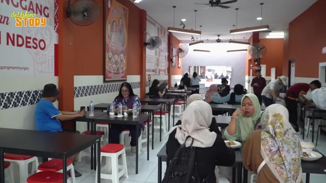 Warung Nunung di Jakarta (Foto: YouTube deHakims Story)