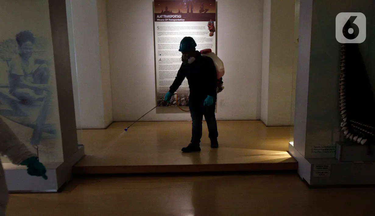 Petugas menyemprotkan cairan disinfektan di salah satu ruangan Museum Gajah atau Museum Nasional, Jakarta Pusat, Senin (16/3/2020). Penyemprotan yang dilakukan saat museum ditutup itu sebagai upaya mencegah penyebaran wabah virus Corona (COVID-19). (Liputan6.com/Johan Tallo)