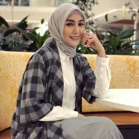 Ternyata Fenita Arie diminta untuk merahasiakan pernikahan Kartika Putri dengan Habib Usman. (Instagram/fenitarie)