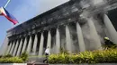Pemadam kebakaran pun membutuhkan lebih dari 7 jam untuk memadamkan api. (AP Photo/Aaron Favila)