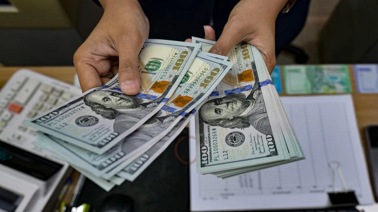 FOTO: Rupiah Tembus Rp17.500 per Dolar AS