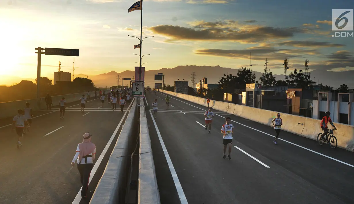 Sejumlah peserta menyelesaikan perlombaaan lari 5K dan 10K saat kegiatan Bogor Running Race di jalan Tol Bogor Outer Ring Road (BORR), Bogor (01/04). Kegiatan ini diikuti oleh 3000 peserta baik dari dalam maupun luar negeri. (Merdeka.com/Arie Basuki)