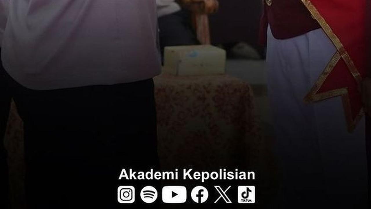 Penghargaan pun diberikan langsung oleh Gubernur Akademi Kepolisian Irjen Polisi Krisno Halomoan Siregar sekaligus sebagai pemimpin jalannya kegiatan. <br>