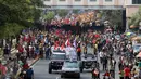 Ribuan peserta melakukan pawai dalam kegiatan Gotong Toa Pe Kong dan kirab budaya ritual dan ruwat bumi di Jalan Hayam Wuruk, Jakarta, Minggu (18/10/2015). (Liputan6.com/Immanuel Antonius)