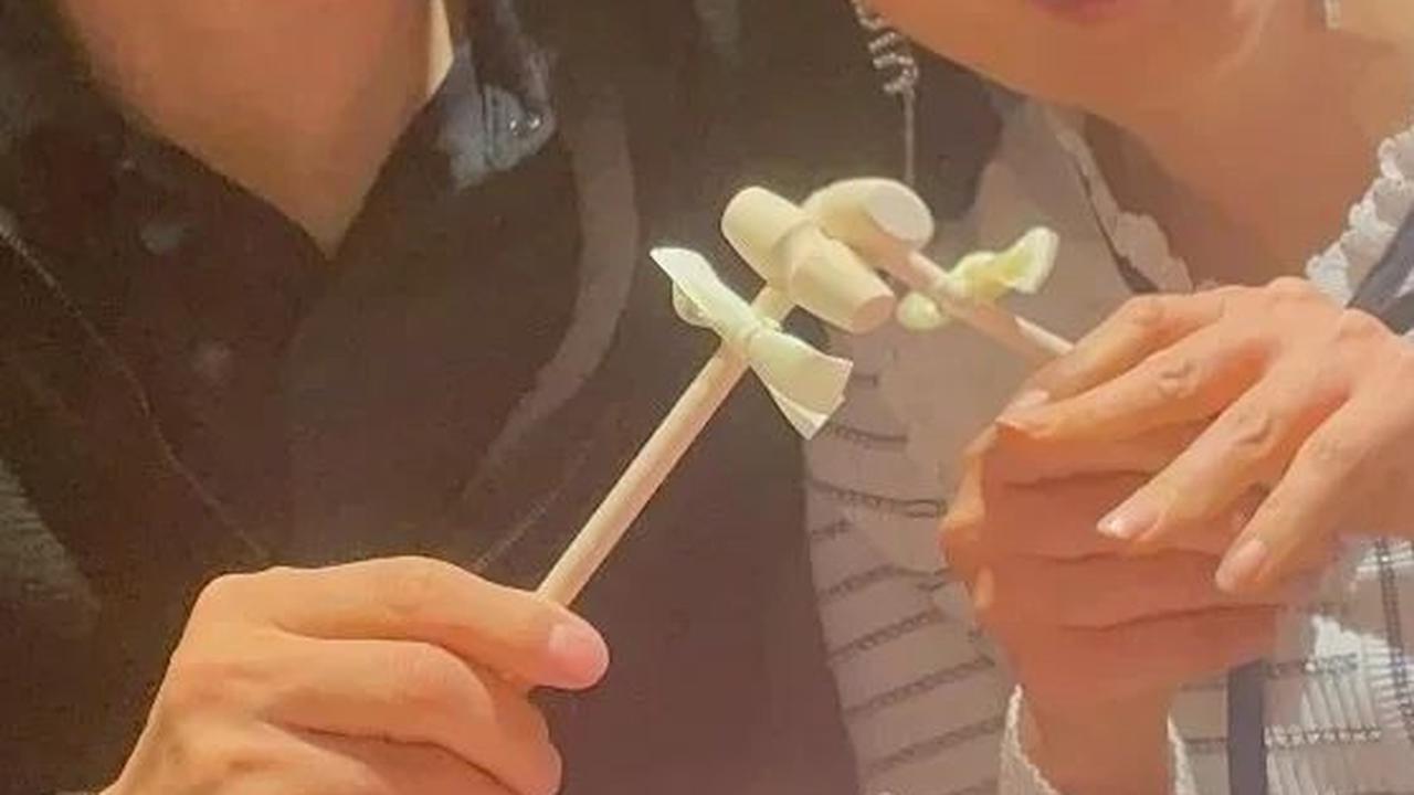 Shin Tae-yong dan sang istri tampak selalu mesra. Ini momen saat Shin Tae-yong merayakan ulang tahun istrinya.