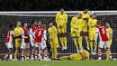 Pada menit ke-5 Arsenal nyaris mencetak gol melalui Alexandre Lacazette. Tembakan bebasnya dari luar kotak penalti masih membentur mistar gawang Liverpool yang dikawal Caoimhin Kelleher. (AFP/Ian Kington)