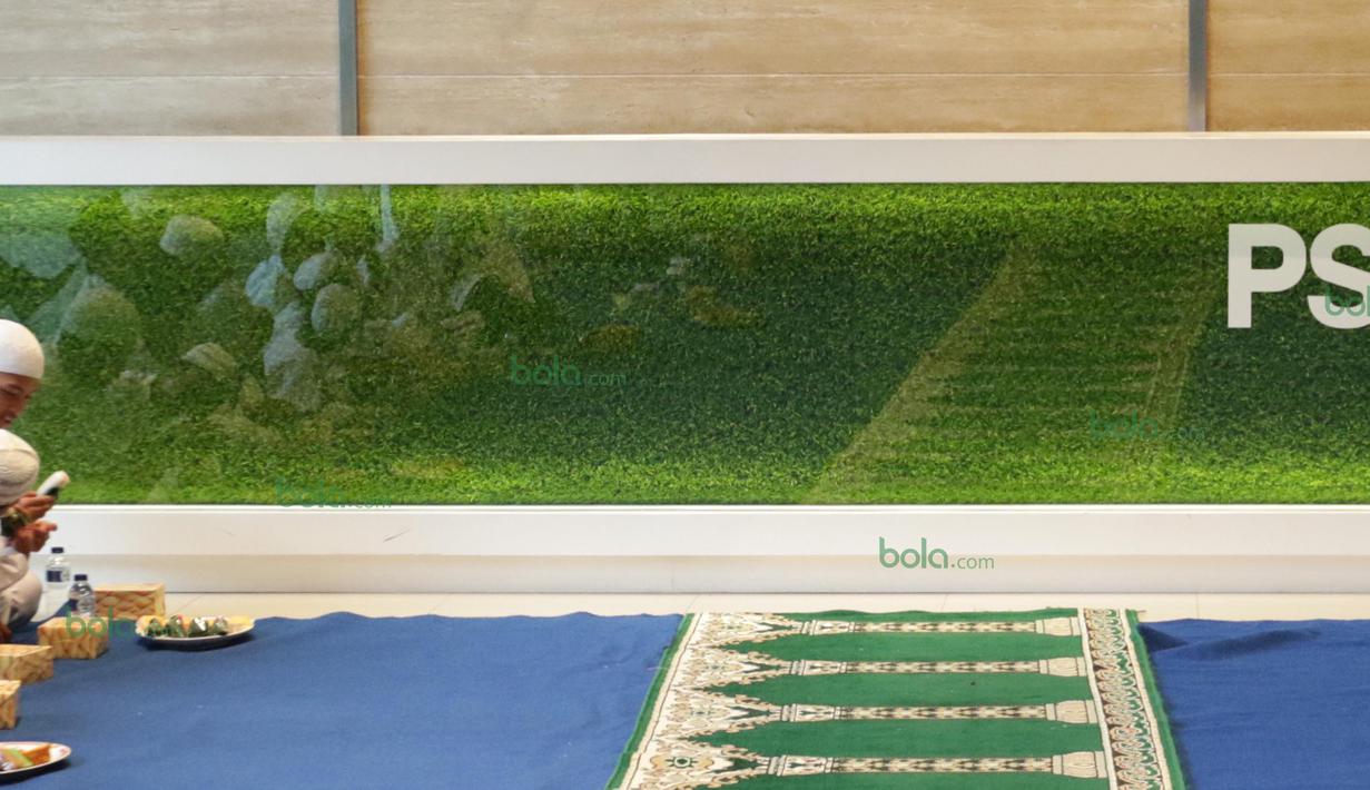 Acara Syukuran atas ditolaknya Kasasi Kemenpora oleh Mahkamah Agung dihadiri anak-anak yatim menjadi doa tersendiri bagi kemajuan sepak bola Indoneisa. (Bola.com/Nicklas Hanoatubun)