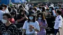 Warga antre untuk memasuki taman hiburan Universal Studios Beijing saat uji coba khusus undangan di Beijing, China, Rabu (1/9/2021). Universal Studios Beijing akan dibuka untuk umum pada 20 September 2021. (Noel Celis/AFP)
