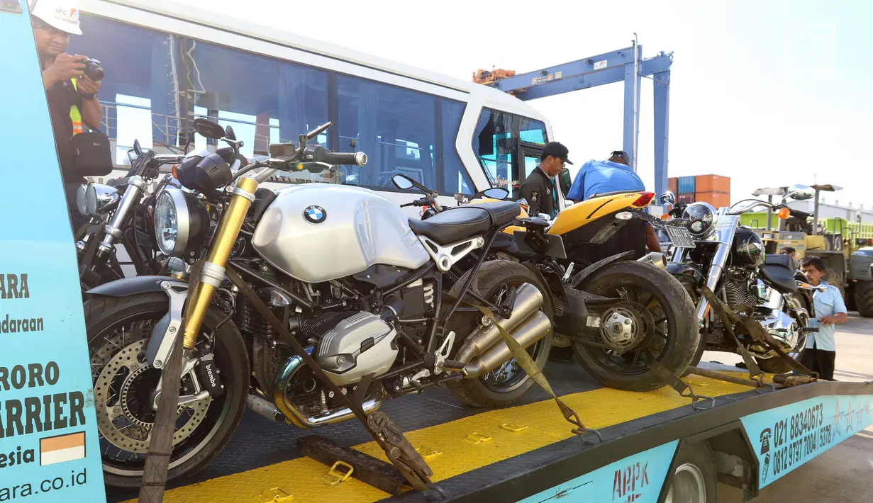 Moge sitaan KPK dari Bupati Hulu Sungai Tengah nonaktif Abdul Latif tiba di Pelabuhan Tanjung Priok, Jakarta, Senin (19/3). Moge tersebut di antaranya BMW Motorrad, Ducati, Husberg TE 300, KTM 500 EXT, Harley Davidson (4 unit). (Liputan6.com/Angga Yuniar)