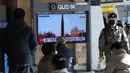 Orang-orang menonton program berita TV yang menampilkan file peluncuran rudal Korea Utara di Stasiun Kereta Seoul di Korea Selatan, Selasa (11/1/2022). Peluncuran itu dilakukan usai enam negara, termasuk AS dan Jepang, mendesak Korut menghentikan tindakan destabilisasi. (AP Photo/Ahn Young-joon)