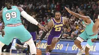LeBron James menerobos pertahanan Grizzlies pada laga NBA (AP)