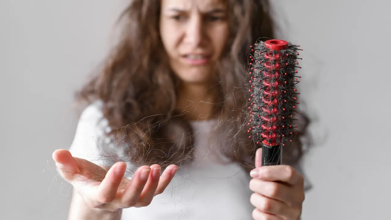 5 Kesalahan yang Bikin Rambut Kamu Makin Rontok dan Cara Mengatasinya - Cover